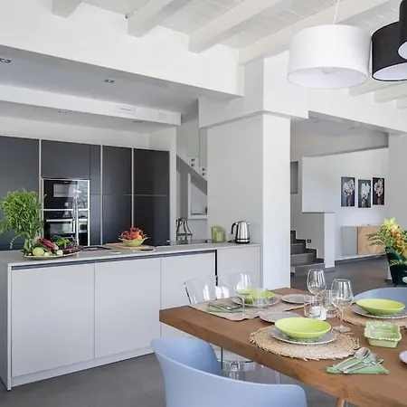 3 Bedroom Modern Villa, Pool, Savoca, East Sicily Vila