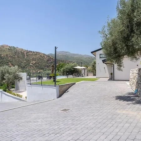 3 Bedroom Modern Villa, Pool, Savoca, East Sicily Vila *