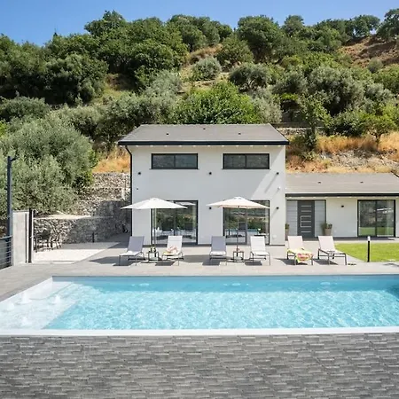 3 Bedroom Modern Villa, Pool, Savoca, East Sicily Vila *
