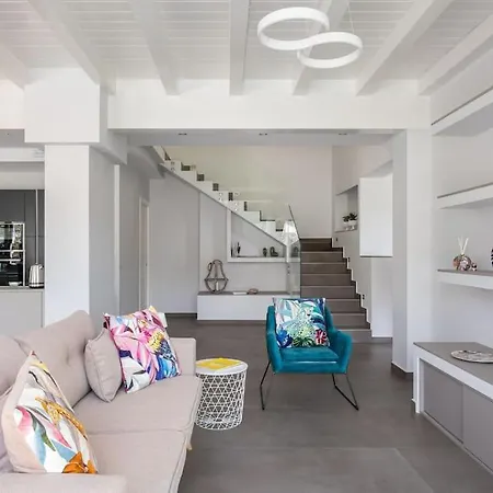 3 Bedroom Modern Villa, Pool, Savoca, East Sicily Vila *